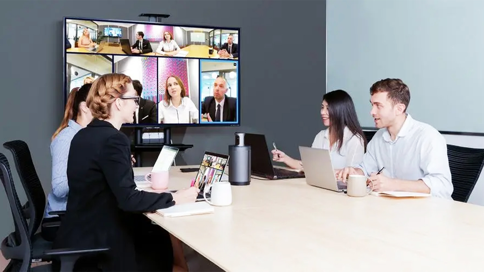 相較投影、拼接屏,為什么越來(lái)越多人選擇會(huì)議一體機(jī)開(kāi)會(huì)?