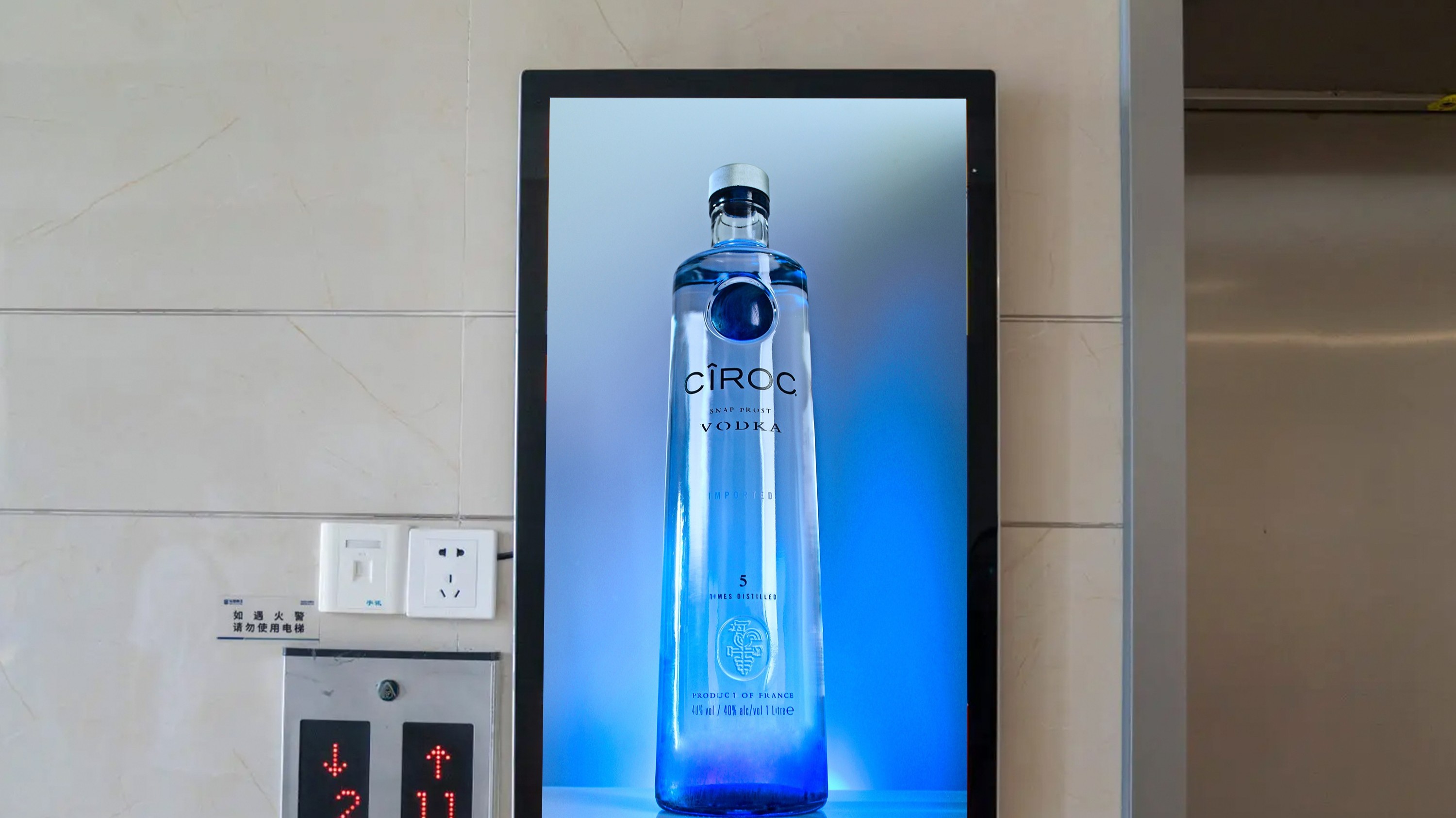 康維產(chǎn)品解答：壁掛式液晶廣告機(jī)安裝應(yīng)該注意的細(xì)節(jié)！