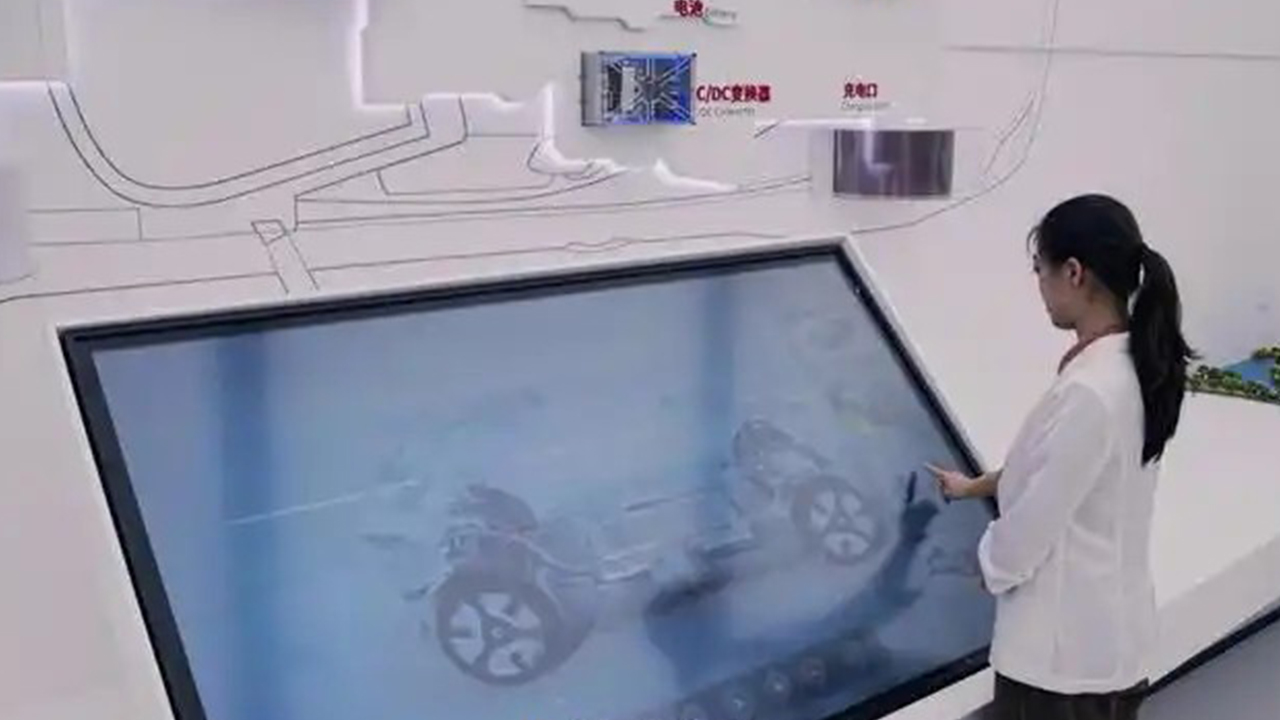 三機(jī)聯(lián)動(dòng)煥新觀(guān)展模式！康維偉業(yè) 65 寸交互式會(huì)議機(jī)入駐上海徐匯個(gè)人展